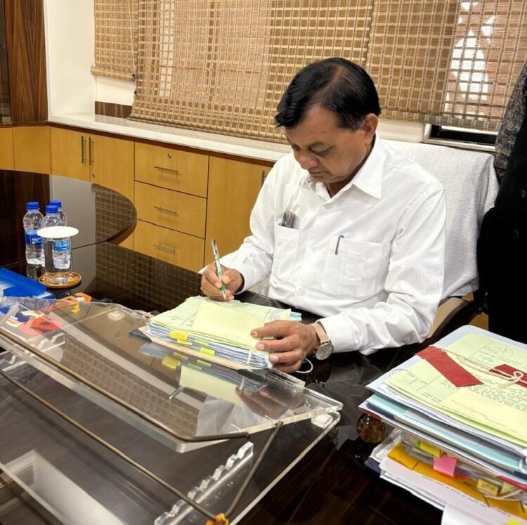 44 हजार से अधिक श्रमिक परिवारों के खाते में जाएंगे 29 करोड़ से अधिक,श्रम विभाग की आधा दर्जन श्रम कल्याण कारी योजनाओं का मिलेगा लाभ, मंत्री लखन लाल देवांगन के निर्देश पर राशि स्वीकृत