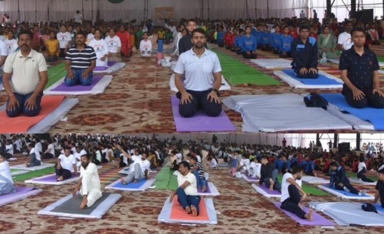 दंतेवाड़ा के मेंडका डोबरा प्रांगण में हजारों लोगों ने एक साथ किया सामूहिक योगाभ्यास
