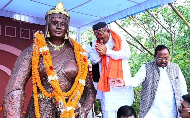 मुख्यमंत्री विष्णु देव साय ने वीरंगना रानी दुर्गावती की प्रतिमा पर माल्यार्पण कर उन्हें नमन किया