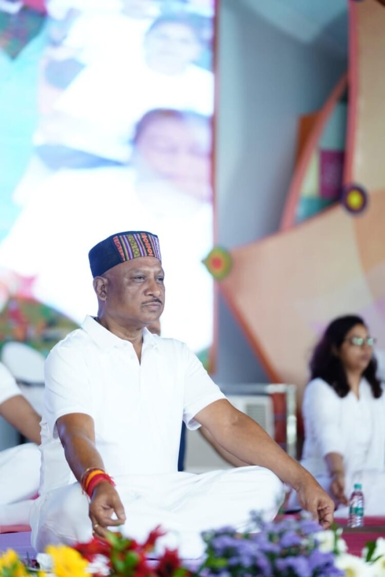 अंतर्राष्ट्रीय योग दिवस पर मुख्यमंत्री विष्णुदेव साय ने हजारों लोगों के साथ किया योगाभ्यास