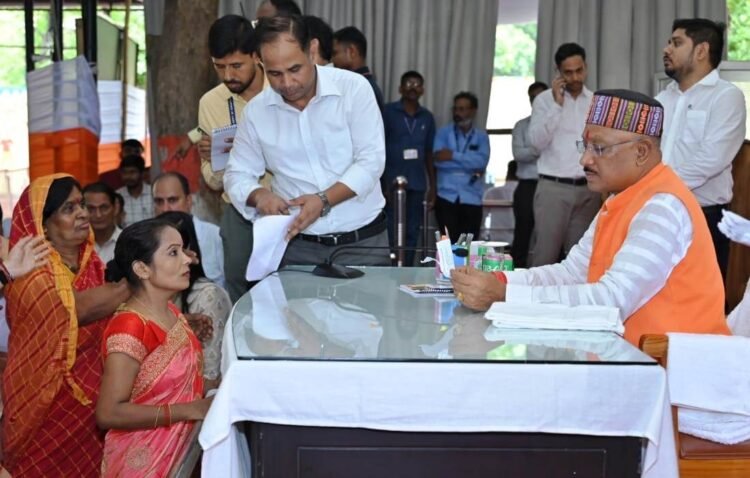 मुख्यमंत्री के जनदर्शन में बहनों की मुलाकात,महतारी वंदन योजना के लिए मुख्यमंत्री का जताया आभार