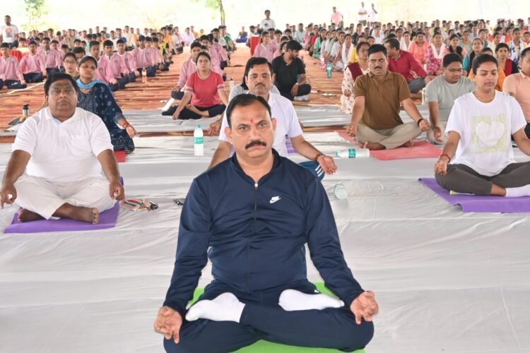 मंत्री श्याम बिहारी जायसवाल ने किया योग,शारीरिक, मानसिक स्वास्थ्य एवं तनाव रहित जीवन का माध्यम है योग-जायसवाल