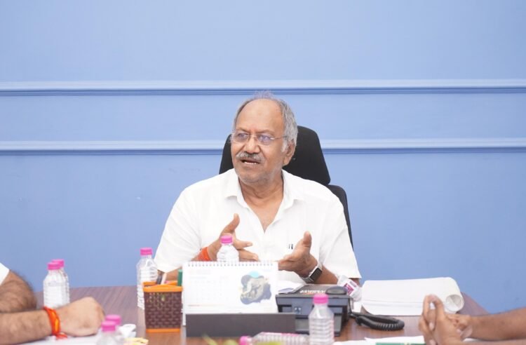 शिक्षा मंत्री बृजमोहन अग्रवाल ने ली समीक्षा बैठक,छत्तीसगढ़ में शिक्षा के क्षेत्र में किए जायेंगे महत्वपूर्ण बदलाव, विश्व स्तर की शिक्षा दिलाने का प्रयास,मुख्यमंत्री, वित्त मंत्री से स्वीकृति के बाद शुरू होगी 33 हजार शिक्षकों की भर्ती प्रक्रिया