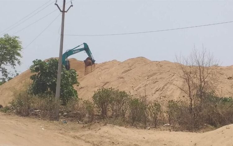 बरसात के पहले छत्तीसगढ़ में सक्रिय हुए रेत माफिया,जगह जगह बना रहे रेत का पहाड़