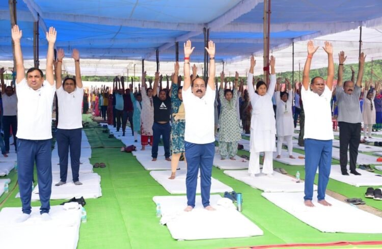 शरीर व मन को स्वस्थ रखने के लिए सर्वाेत्तम उपाय है योग: उपमुख्यमंत्री अरुण साव