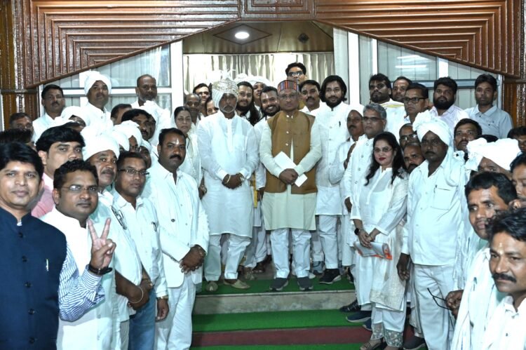 मुख्यमंत्री से सतनामी समाज के प्रतिनिधिमंडल ने की मुलाकात,समाज में शांति के साथ विकास के लिए कृत-संकल्पित है छत्तीसगढ़ सरकार,निर्दोष लोगों को किसी भी तरह से प्रताड़ित नहीं किया जाएगा- सीएम साय