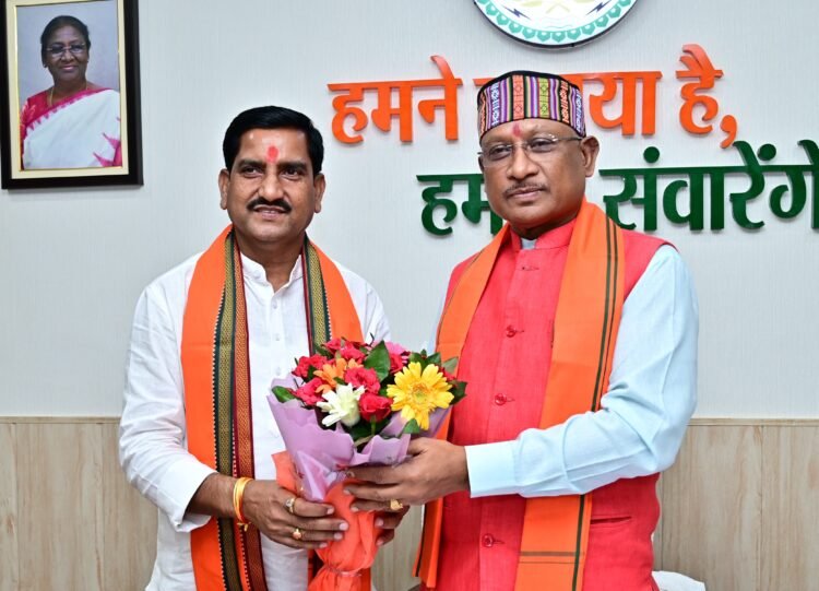 मुख्यमंत्री विष्णु देव साय से केंद्रीय राज्यमंत्री तोखन साहू ने की सौजन्य मुलाकात,मुख्यमंत्री साय ने साहू का अपने निवास में आत्मीय स्वागत किया