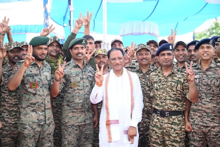 गलगम पहुंचे मुख्यमंत्री विष्णु देव साय,जवानों का हौसला बढ़ाया:नक्सल विरोधी अभियान की सफलता पर दी बधाई