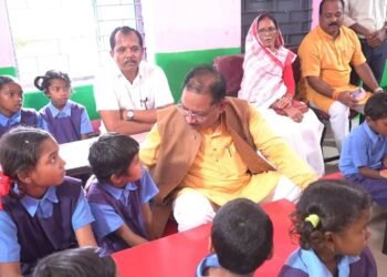 “पढ़ाई ठीक से करना है न… मोबाइल ज्यादा नहीं देखना”मुख्यमंत्री विष्णु देव साय नन्हें बच्चों के बीच बैठकर स्मार्ट क्लास-रूम से हुए रू-ब-रू