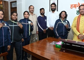 मुख्यमंत्री साय से किक बॉक्सिंग पदक विजेता खिलाड़ियों ने की सौजन्य मुलाकात