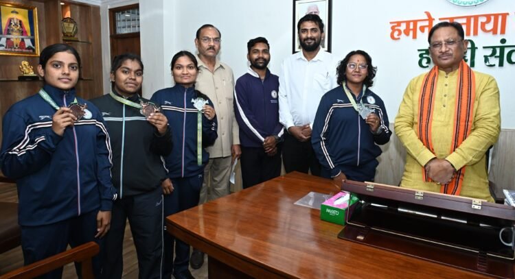 मुख्यमंत्री साय से किक बॉक्सिंग पदक विजेता खिलाड़ियों ने की सौजन्य मुलाकात