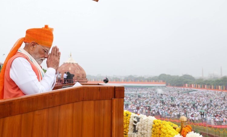स्वतंत्रता दिवस पर प्रधानमंत्री नरेंद्र मोदी ने बस्तर में नए सबेरे का किया स्वागत – अब आतंक नहीं, खेलों से पहचान