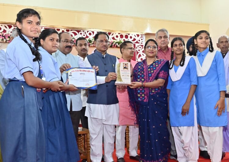 मुख्यमंत्री विष्णुदेव साय शहीद विनोद सिंह कौशिक मेधावी छात्र अभिनंदन समारोह में शामिल, मेधावी छात्रों का बढ़ाया उत्साह