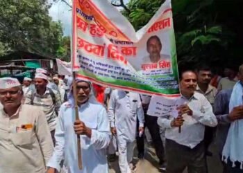 प्रधानमंत्री फसल बीमा योजना में धोखाधड़ी के विरोध में किसानों ने सड़कों पर किया प्रदर्शन