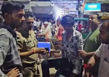 फर्जी दस्तावेजों से इलेक्ट्रॉनिक सामान खरीदने वाली महिला समेत 3 पकड़े