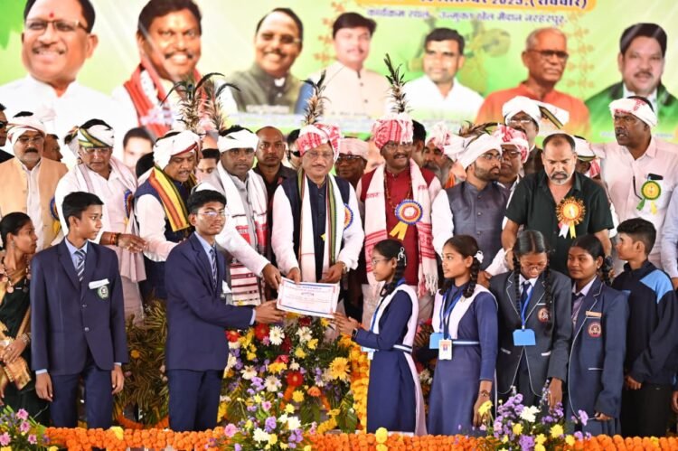 नरहरपुर में आयोजित ठाकुर जोहारनी कार्यक्रम में शामिल हुए मुख्यमंत्री,क्षेत्रवासियों को दी विभिन्न सौगात