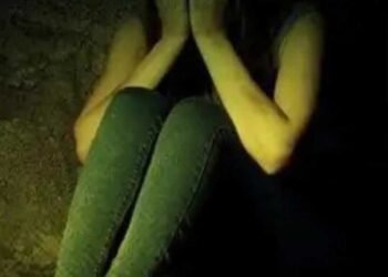 पिता से मिलने के बहाने दरवाजा खुलवाया, नाबालिग बेटी के मुंह में कपड़ा ठूंसकर किया रेप