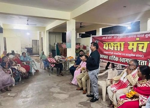 IAS महादेव कांवरे ने वृद्धाश्रम में मनाई दिवाली