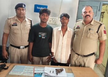 रिवाल्वर एवं जिंदा कारतूस के साथ 02 आरोपी गिरफ्तार