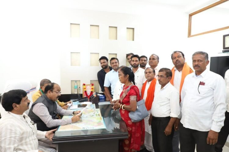 तीन घंटे तक उप मुख्यमंत्री साव ने सहयोग केंद्र में कार्यकर्ताओं की सुनी समस्याएं, समाधान के लिए अधिकारियों को दिए निर्देश,