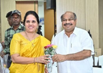 रायपुर उत्तर विधायक पुरदर मिश्रा नगर निगम सामान्य समा में पहुंचे, महापौर श्रीमती मीनल चौबे ने किया आत्मीय स्वागत