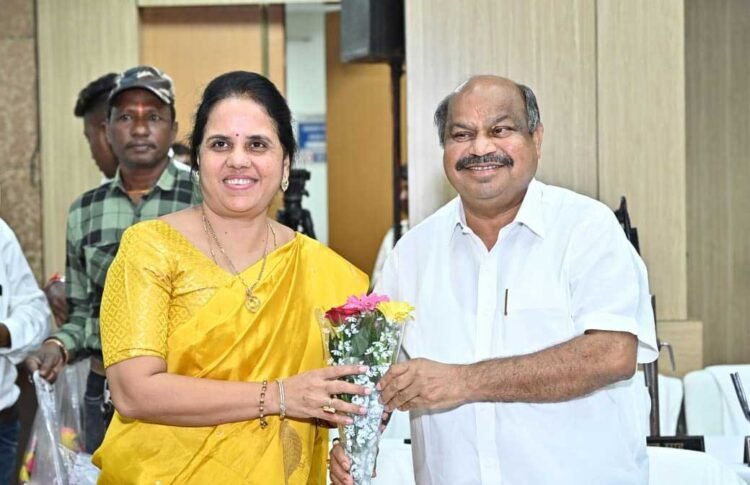 रायपुर उत्तर विधायक पुरदर मिश्रा नगर निगम सामान्य समा में पहुंचे, महापौर श्रीमती मीनल चौबे ने किया आत्मीय स्वागत