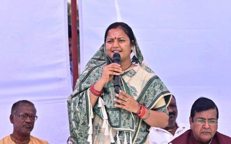 मंत्री लक्ष्मी राजवाड़े के प्रयासों से ग्रामीणों की मांग हुई पूरी