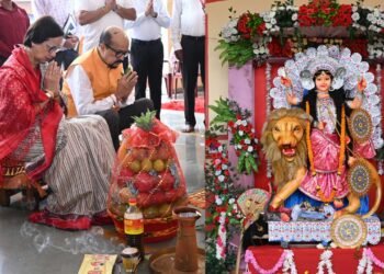 राज्यपाल डेका ने महाकालीबाड़ी विश्वनाथ मंदिर में सपत्निक की पूजा-अर्चना