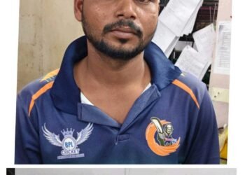 धारदार चापड़ के साथ आरोपी राजा पात्रे गिरफ्‌तार