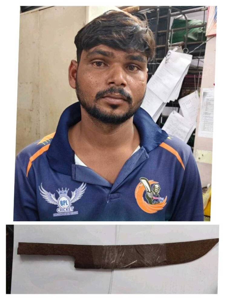 धारदार चापड़ के साथ आरोपी राजा पात्रे गिरफ्तार