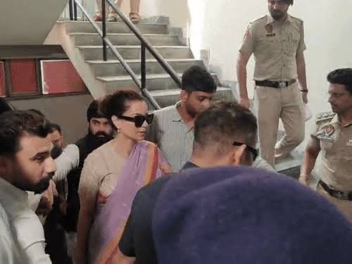 बुजुर्ग किसान से कंगना ने बठिंडा कोर्ट में मांगी माफी