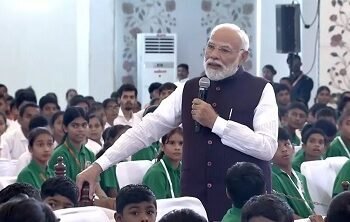 हाथ में माइक थामे PM मोदी, सत्य साईं अस्पताल में बच्चों से बातचीत की