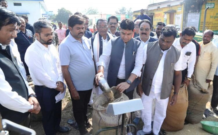 राजस्व मंत्री टंकराम वर्मा ने कांकेर जिला के मालगांव खरीदी केन्द्र में पूजा अर्चना कर धान खरीदी का किया शुभारंभ