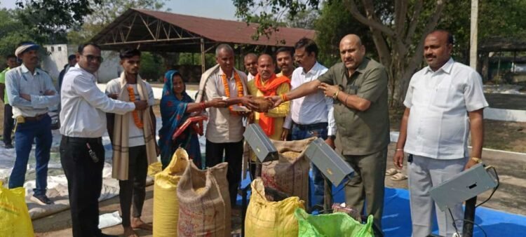 बलौदाबाजार जिले में समर्थन मूल्य में धान खरीदी की हुईं शुरुआत