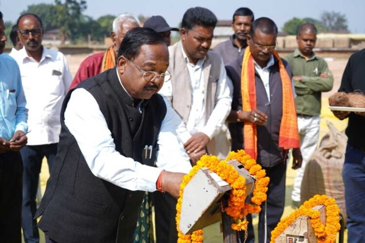 कृषि मंत्री नेताम ने बलरामपुर के डौरा-कोचली खरीदी केंद्र में धान खरीदी का किया शुभारंभ 