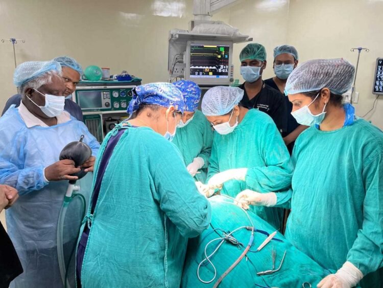 रायगढ़ मेडिकल कॉलेज में डेढ़ दशक से गले की बढ़ती गांठ से परेशान महिला का सफल ऑपरेशन