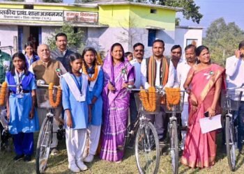 मंत्री लक्ष्मी राजवाड़े ने अजबनगर में सायकल वितरण कर विद्यार्थियों को किया प्रोत्साहित