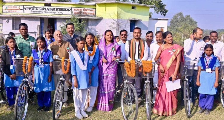 मंत्री लक्ष्मी राजवाड़े ने अजबनगर में सायकल वितरण कर विद्यार्थियों को किया प्रोत्साहित