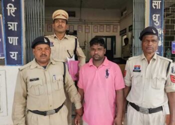 3 साल से फरार आरोपी को पुलिस ने पकड़ा मामला दुलदुला थाना क्षेत्र का सोशल मीडिया पर की दोस्ती, मोबाइल पर की वर्चुअल शादी, ब्लैकमेल कर सुहागरात मनाने दोस्त को भेजना पड़ा महंगा, आरोपी गिरफ्तार