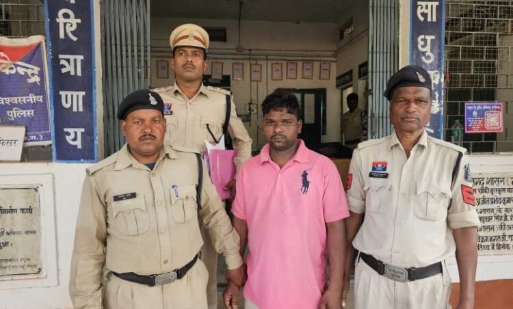 3 साल से फरार आरोपी को पुलिस ने पकड़ा मामला दुलदुला थाना क्षेत्र का सोशल मीडिया पर की दोस्ती, मोबाइल पर की वर्चुअल शादी, ब्लैकमेल कर सुहागरात मनाने दोस्त को भेजना पड़ा महंगा, आरोपी गिरफ्तार