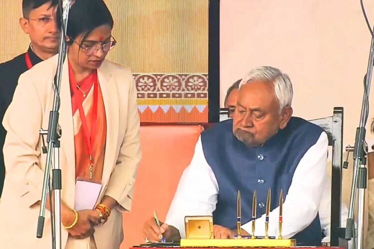 नीतीश कुमार ने 10वीं बार ली मुख्यमंत्री पद की शपथ, सम्राट चौधरी और विजय सिन्हा बने बिहार के डिप्टी सीएम