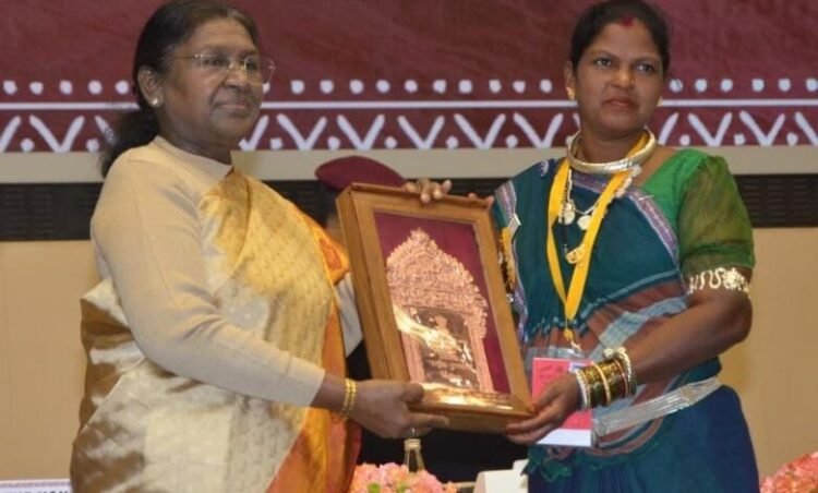 विज्ञान भवन, नई दिल्ली में छत्तीसगढ़ की शिल्पकार हीराबाई बघेल राष्ट्रीय हस्तशिल्प सम्मान से सम्मानित