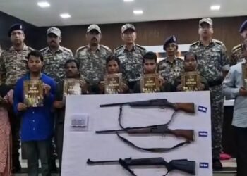 गढ़चिरौली में 11 तो कांकेर में 4 नक्सलियों ने किया आत्मसमर्पण