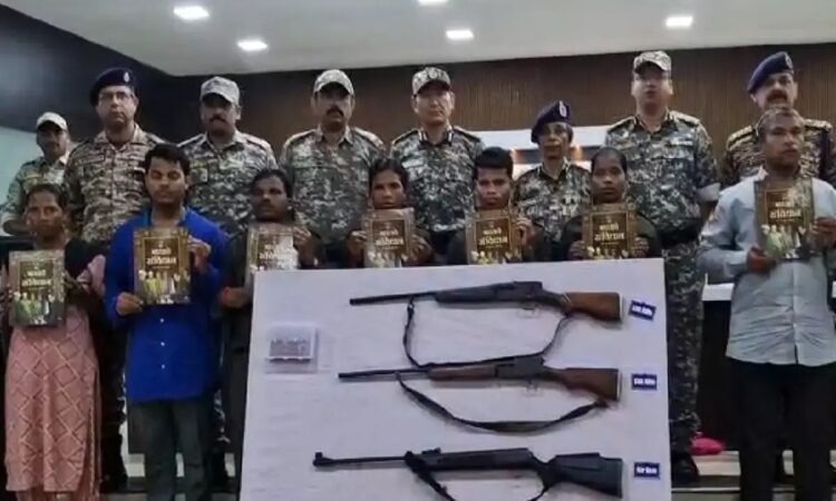 गढ़चिरौली में 11 तो कांकेर में 4 नक्सलियों ने किया आत्मसमर्पण