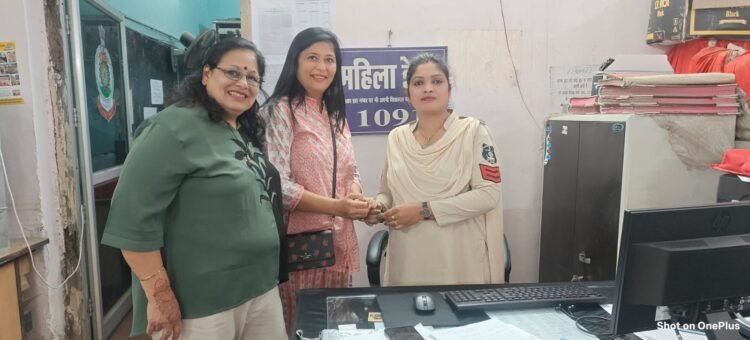 गुम हुये लाखों रूपये कीमत के सोने का रत्न-जड़ित ब्रेसलेट ढूंढ़कर प्रार्थिया को किया गया वापस