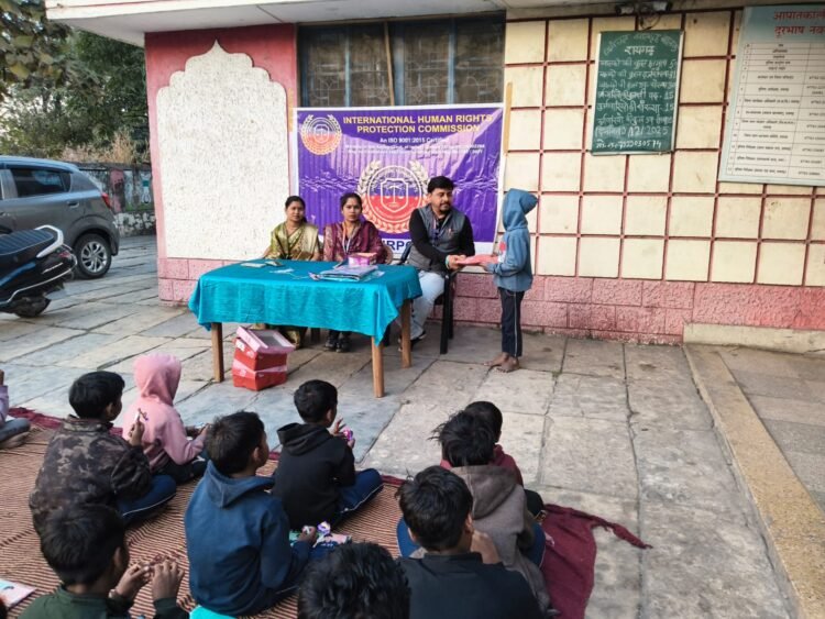 मानव अधिकार दिवस पर रायगढ़ में सराहनीय पहलजिला अध्यक्ष रोमेश सिन्हा ने बालगृह में बच्चों को दिए गर्म कपड़े व खाद्य सामग्री