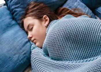क्या आप भी रात में स्वेटर पहनकर सोते हैं? जानिए सेहत पर क्या होता है असर