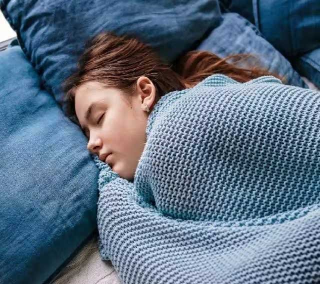 क्या आप भी रात में स्वेटर पहनकर सोते हैं? जानिए सेहत पर क्या होता है असर