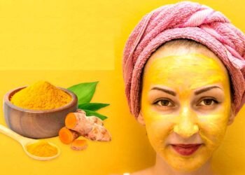 सिर्फ मसाला नहीं है हल्दी, सर्दियों में चेहरे के लिए करती है हाइड्रा फेशियल जैसा काम