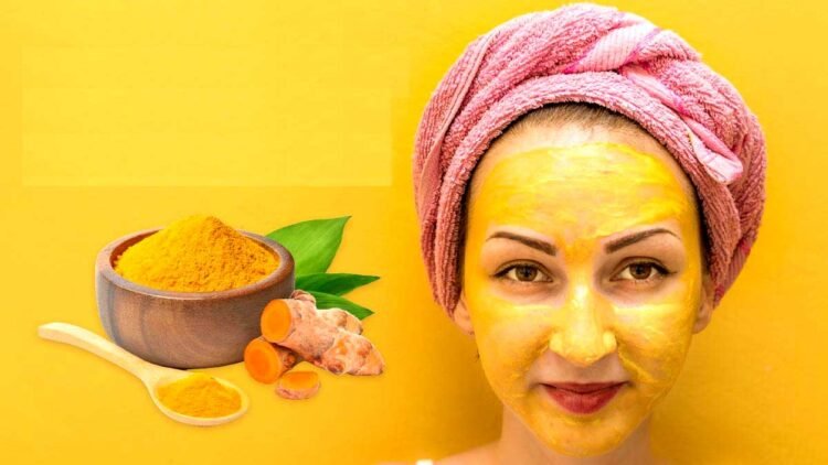 सिर्फ मसाला नहीं है हल्दी, सर्दियों में चेहरे के लिए करती है हाइड्रा फेशियल जैसा काम